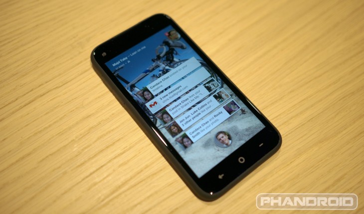 La photo de l’ « HTC first » du téléphone Facebook à la une.