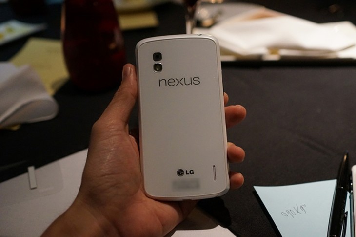 Le Nexus 4 blanc est disponible sur le Google Play Store !